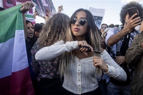 La Protesta delle Coperte di Laleh Oskoei: Un Movimento per la Libertà e l'Identità Femminile in Iran