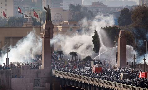  La Rivoluzione del Cairo: Una Spinta Inaspettata Verso il Futuro dell'Egitto